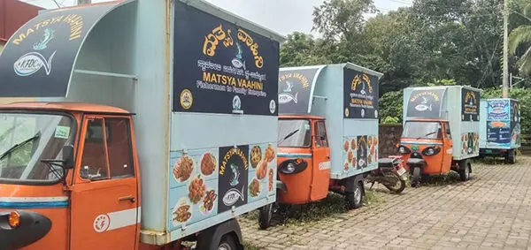 ಮಳೆ, ಬಿಸಿಲಿಗೆ ನೆನೆಯುತ್ತಿದೆ ಮತ್ಸ್ಯ ವಾಹಿನಿ: ಸುಳ್ಯ ತಾ.ಪಂ. ಕಚೇರಿ ಬಳಿಯೇ ಇದೆ ಇನ್ನೂ 4 ವಾಹನಗಳು ಮಳೆ, ಬಿಸಿಲಿಗೆ ನೆನೆಯುತ್ತಿದೆ ಮತ್ಸ್ಯ ವಾಹಿನಿ: ಸುಳ್ಯ ತಾ.ಪಂ. ಕಚೇರಿ ಬಳಿಯೇ ಇದೆ ಇನ್ನೂ 4 ವಾಹನಗಳು