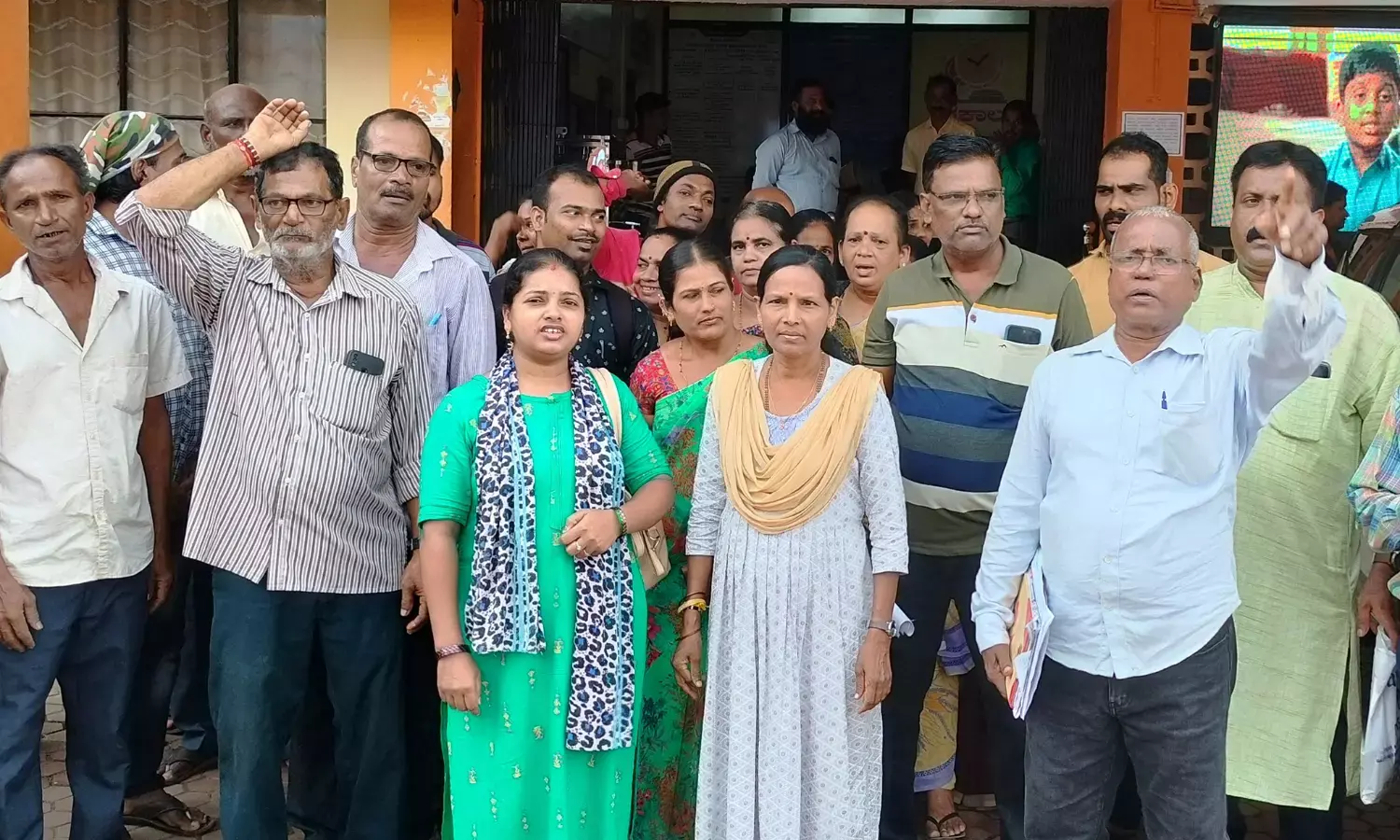 ಹೆರ್ಗದ ಸರಕಾರಿ ವಸತಿ ಸಮುಚ್ಚಯ ಫಲಾನುಭವಿಗಳಿಗೆ ಹಸ್ತಾಂತರಿಸಿ: ನಿವೇಶನ ರಹಿತ ಫಲಾನುಭವಿಗಳಿಂದ ಧರಣಿ, ಮನವಿ ಸಲ್ಲಿಕೆ