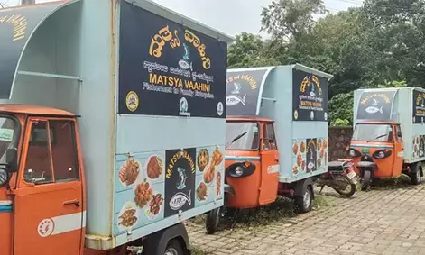 ಮಳೆ, ಬಿಸಿಲಿಗೆ ನೆನೆಯುತ್ತಿದೆ ಮತ್ಸ್ಯ ವಾಹಿನಿ: ಸುಳ್ಯ ತಾ.ಪಂ. ಕಚೇರಿ ಬಳಿಯೇ ಇದೆ ಇನ್ನೂ 4 ವಾಹನಗಳು