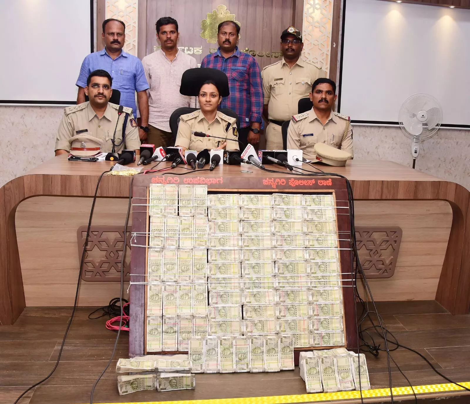 ನಕಲಿ ಬಂಗಾರ ನೀಡಿ ವಂಚನೆ ಪ್ರಕರಣ; ನಗದು ಸಹಿತ ಆರೋಪಿಗಳು ಪೊಲೀಸ್ ವಶ ನಕಲಿ ಬಂಗಾರ ನೀಡಿ ವಂಚನೆ ಪ್ರಕರಣ; ನಗದು ಸಹಿತ ಆರೋಪಿಗಳು ಪೊಲೀಸ್ ವಶ