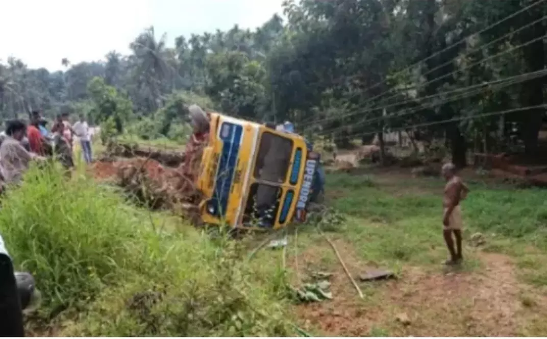 ಬಂಟ್ವಾಳ: ಅಕ್ಕಿ ಸಾಗಾಟದ ಲಾರಿ ಪಲ್ಟಿ; ಅಪಾಯದಿಂದ ಚಾಲಕ ಪಾರು ಬಂಟ್ವಾಳ: ಅಕ್ಕಿ ಸಾಗಾಟದ ಲಾರಿ ಪಲ್ಟಿ; ಅಪಾಯದಿಂದ ಚಾಲಕ ಪಾರು
