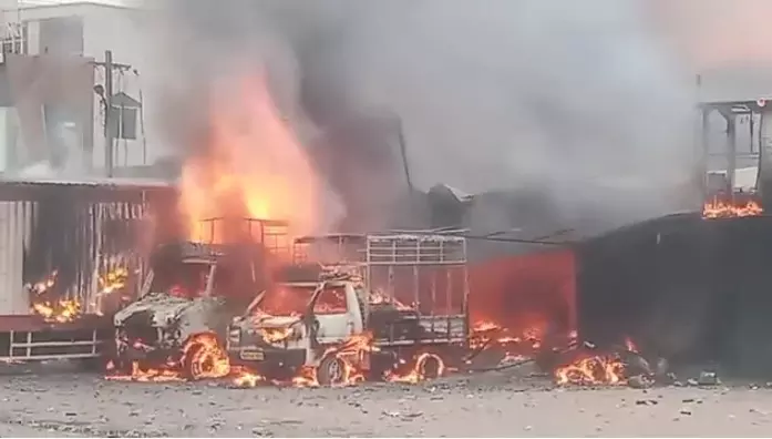 ಬೆಂಗಳೂರು | ಅಗ್ನಿ ಅವಘಡ; ಹೊತ್ತಿ ಉರಿದ 4ಕ್ಕೂ ಅಧಿಕ ಪಟಾಕಿ ಅಂಗಡಿಗಳು, ಮೂವರಿಗೆ ಗಾಯ ಬೆಂಗಳೂರು | ಅಗ್ನಿ ಅವಘಡ; ಹೊತ್ತಿ ಉರಿದ 4ಕ್ಕೂ ಅಧಿಕ ಪಟಾಕಿ ಅಂಗಡಿಗಳು, ಮೂವರಿಗೆ ಗಾಯ