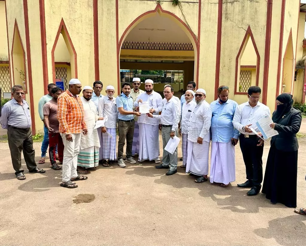 ಭಟ್ಕಳದಲ್ಲಿ ಪ್ರಮುಖ ರೈಲುಗಳನ್ನು ನಿಲುಗಡೆಗೊಳಿಸುವಂತೆ ಆಗ್ರಹಿಸಿ ವಿವಿಧ ಸಂಘಟನೆಗಳಿಂದ ಮನವಿ ಭಟ್ಕಳದಲ್ಲಿ ಪ್ರಮುಖ ರೈಲುಗಳನ್ನು ನಿಲುಗಡೆಗೊಳಿಸುವಂತೆ ಆಗ್ರಹಿಸಿ ವಿವಿಧ ಸಂಘಟನೆಗಳಿಂದ ಮನವಿ