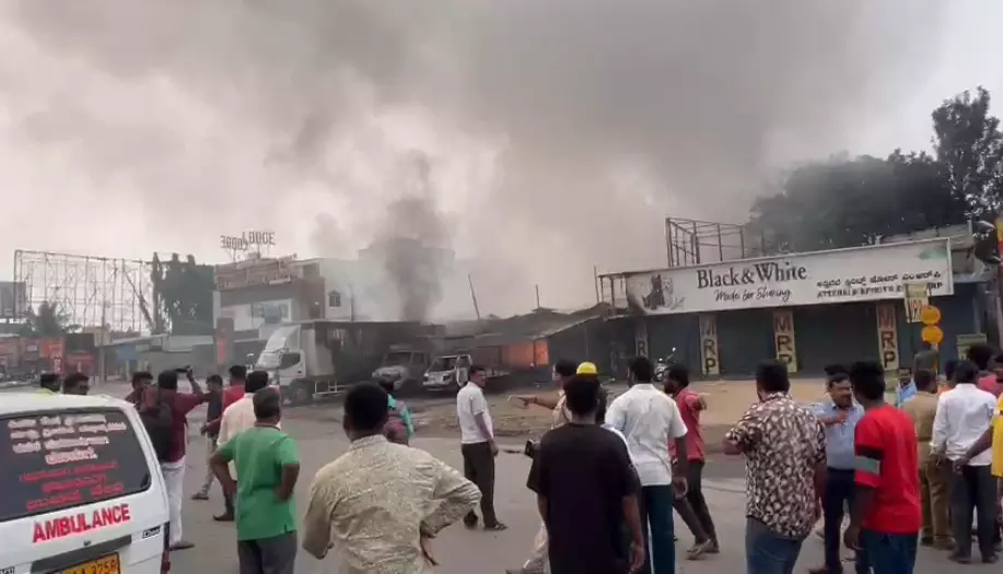 ಬೆಂಗಳೂರು | ಆನೇಕಲ್ ಬಳಿ ಪಟಾಕಿ ಮಳಿಗೆಯಲ್ಲಿ ಬೆಂಕಿ ಅವಘಡ; 7 ಮಂದಿ ಮೃತ್ಯು ಬೆಂಗಳೂರು | ಆನೇಕಲ್ ಬಳಿ ಪಟಾಕಿ ಮಳಿಗೆಯಲ್ಲಿ ಬೆಂಕಿ ಅವಘಡ; 7 ಮಂದಿ ಮೃತ್ಯು
