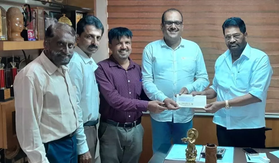 ಪತ್ರಕರ್ತರ ಸಂಘದ ಕ್ಷೇಮಾಭಿವೃದ್ಧಿ ನಿಧಿಗೆ ಸಹಕಾರಿ ಬ್ಯಾಂಕ್ನಿಂದ 1 ಲಕ್ಷ ರೂ ಸಹಾಯ ಧನ ಪತ್ರಕರ್ತರ ಸಂಘದ ಕ್ಷೇಮಾಭಿವೃದ್ಧಿ ನಿಧಿಗೆ ಸಹಕಾರಿ ಬ್ಯಾಂಕ್ನಿಂದ 1 ಲಕ್ಷ ರೂ ಸಹಾಯ ಧನ