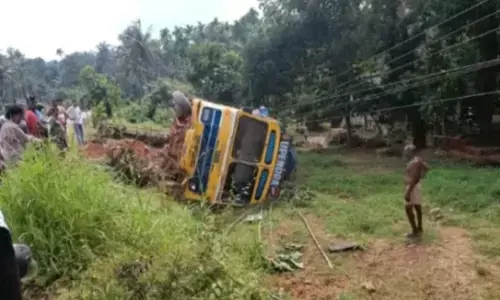 ಬಂಟ್ವಾಳ: ಅಕ್ಕಿ ಸಾಗಾಟದ ಲಾರಿ ಪಲ್ಟಿ; ಅಪಾಯದಿಂದ ಚಾಲಕ ಪಾರು
