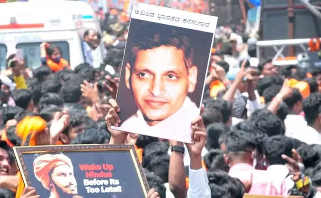 ಚಿತ್ರದುರ್ಗ: ಮಹಾಗಣಪತಿ ಶೋಭಾಯಾತ್ರೆ ಮೆರವಣಿಗೆಯಲ್ಲಿ ಗಾಂಧಿ ಹಂತಕ ಗೋಡ್ಸೆಯ ಚಿತ್ರ ಪ್ರದರ್ಶನ