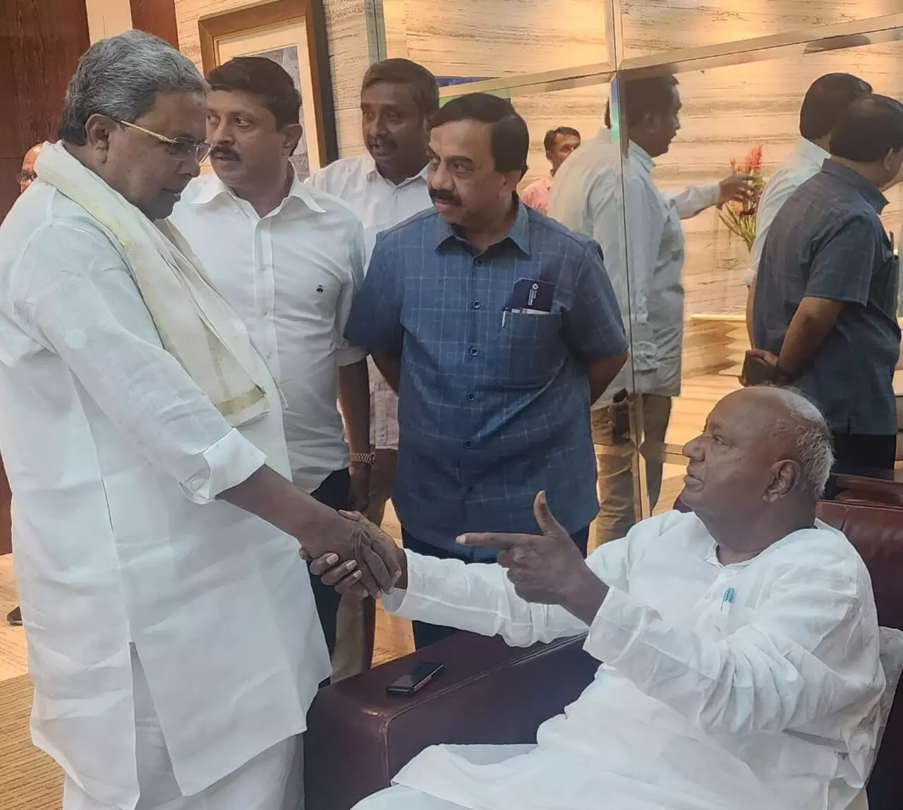 ಮುಖ್ಯಮಂತ್ರಿ ಸಿದ್ದರಾಮಯ್ಯ, ಮಾಜಿ ಪ್ರಧಾನಿ ದೇವೇಗೌಡ ಮುಖಾಮುಖಿ ಮುಖ್ಯಮಂತ್ರಿ ಸಿದ್ದರಾಮಯ್ಯ, ಮಾಜಿ ಪ್ರಧಾನಿ ದೇವೇಗೌಡ ಮುಖಾಮುಖಿ