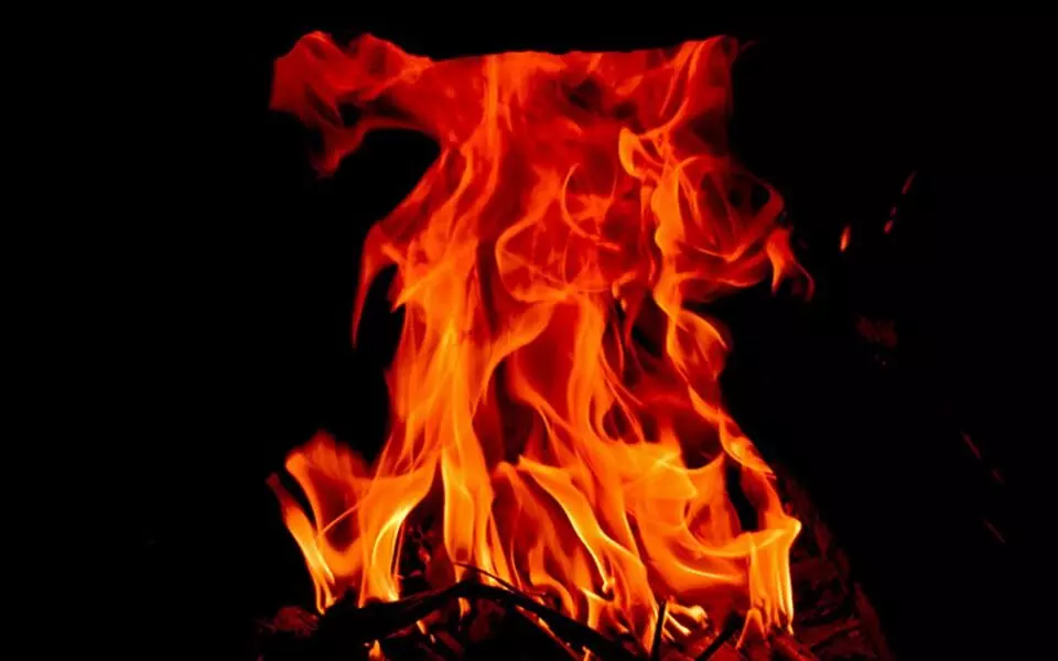 ಬೆಂಗಳೂರು: ಕೆಲಸದಿಂದ ವಜಾಗೊಳಿಸಿ ಸಂಬಳ ನೀಡದ ಕಂಪೆನಿಗೆ ಬೆಂಕಿ ಹಚ್ಚಿದ ಮಾಜಿ ಉದ್ಯೋಗಿಗಳು! ಬೆಂಗಳೂರು: ಕೆಲಸದಿಂದ ವಜಾಗೊಳಿಸಿ ಸಂಬಳ ನೀಡದ ಕಂಪೆನಿಗೆ ಬೆಂಕಿ ಹಚ್ಚಿದ ಮಾಜಿ ಉದ್ಯೋಗಿಗಳು!