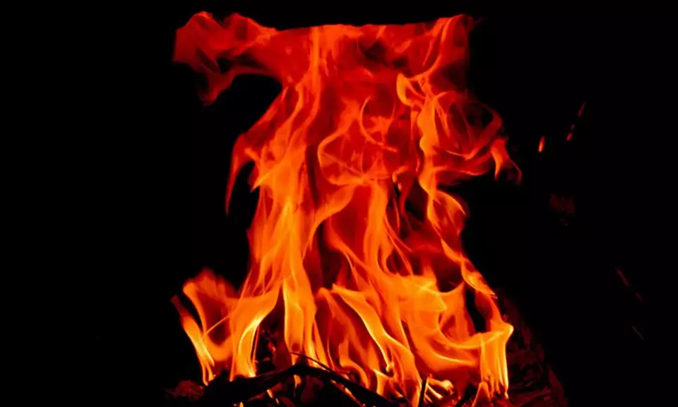 ಬೆಂಗಳೂರು: ಕೆಲಸದಿಂದ ವಜಾಗೊಳಿಸಿ ಸಂಬಳ ನೀಡದ ಕಂಪೆನಿಗೆ ಬೆಂಕಿ ಹಚ್ಚಿದ ಮಾಜಿ ಉದ್ಯೋಗಿಗಳು!