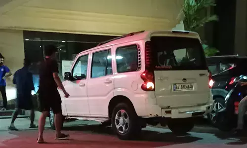 ಮಂಗಳೂರು: ಕಾರು ಢಿಕ್ಕಿ; ದ್ವಿಚಕ್ರ ವಾಹನ ಸವಾರರಿಬ್ಬರಿಗೆ ಗಾಯ