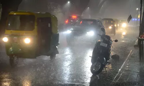 ಬೆಂಗಳೂರಿನಲ್ಲಿ ಭಾರೀ ಮಳೆ: ಹಲವೆಡೆ ಟ್ರಾಫಿಕ್ ಜಾಮ್, ಜನಜೀವನ ಅಸ್ತವ್ಯಸ್ಥ