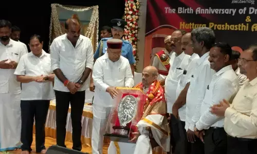 ರಾಜ್ಯಪಾಲರಿಂದ ಡಾ.ವಿದ್ಯಾಭೂಷಣರಿಗೆ ಡಾ.ಕಾರಂತ ಹುಟ್ಟೂರ ಪ್ರಶಸ್ತಿ ಪ್ರದಾನ