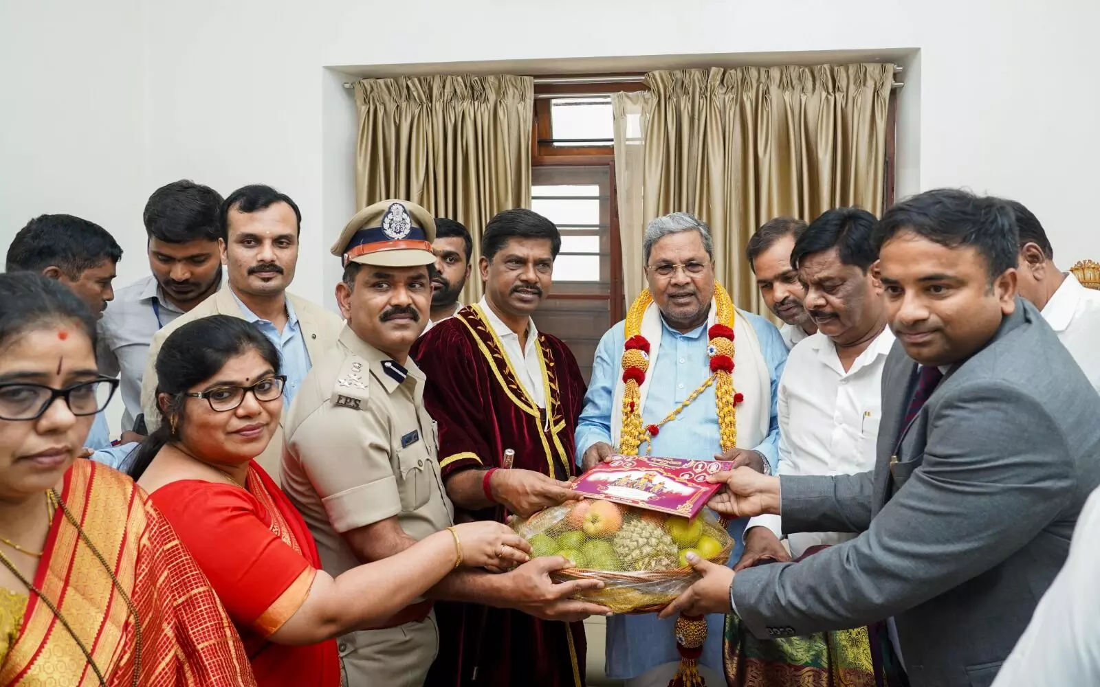 Photos | ದಸರಾ ಮಹೋತ್ಸವಕ್ಕೆ ಸಿಎಂಗೆ ಅಧಿಕೃತ ಆಹ್ವಾನ
