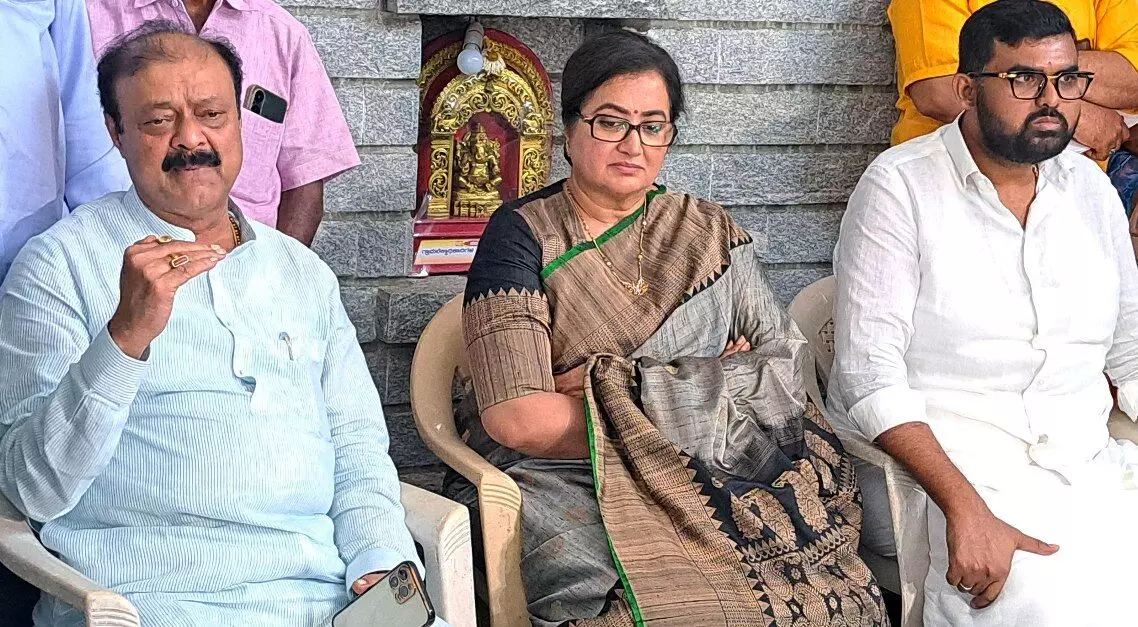 ಮಂಡ್ಯದಲ್ಲಿ ಸಂಸದೆ ಸುಮಲತಾ ಅಂಬರೀಶ್ ಅವರಿಗೆ BJP ಟಿಕೆಟ್ ಘೋಷಿಸಬೇಕು: ಮಾಜಿ ಸಚಿವ ನಾರಾಯಣಗೌಡ ಒತ್ತಾಯ ಮಂಡ್ಯದಲ್ಲಿ ಸಂಸದೆ ಸುಮಲತಾ ಅಂಬರೀಶ್ ಅವರಿಗೆ BJP ಟಿಕೆಟ್ ಘೋಷಿಸಬೇಕು: ಮಾಜಿ ಸಚಿವ ನಾರಾಯಣಗೌಡ ಒತ್ತಾಯ