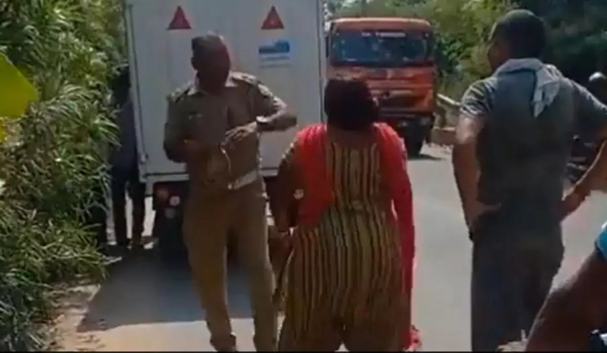 ಕರ್ತವ್ಯ ನಿರತ ಪೊಲೀಸ್ ಅಧಿಕಾರಿಗೆ ಸಾರ್ವಜನಿಕರೆದುರು ಚಪ್ಪಲಿಯಲ್ಲಿ ಹೊಡೆದ ಚಾಲಕಿ: ವಿಡಿಯೋ ವೈರಲ್ ಕರ್ತವ್ಯ ನಿರತ ಪೊಲೀಸ್ ಅಧಿಕಾರಿಗೆ ಸಾರ್ವಜನಿಕರೆದುರು ಚಪ್ಪಲಿಯಲ್ಲಿ ಹೊಡೆದ ಚಾಲಕಿ: ವಿಡಿಯೋ ವೈರಲ್