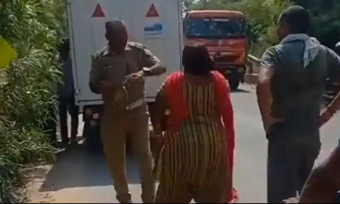 ಕರ್ತವ್ಯ ನಿರತ ಪೊಲೀಸ್‌ ಅಧಿಕಾರಿಗೆ ಸಾರ್ವಜನಿಕರೆದುರು ಚಪ್ಪಲಿಯಲ್ಲಿ ಹೊಡೆದ ಚಾಲಕಿ: ವಿಡಿಯೋ ವೈರಲ್‌