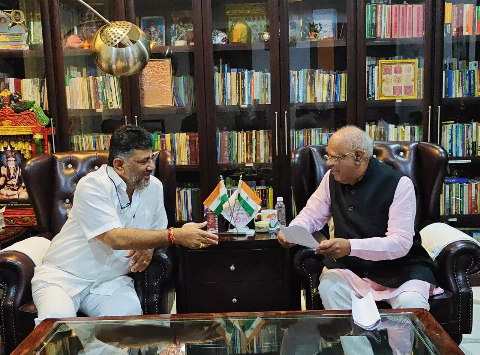 ಕುತೂಹಲ ಮೂಡಿಸಿದ ಡಿ.ಕೆ. ಶಿವಕುಮಾರ್‌ - ಬಿಜೆಪಿ ಸಂಸದ ಜಿ.ಎಂ. ಸಿದ್ದೇಶ್ವರ್ ಭೇಟಿ