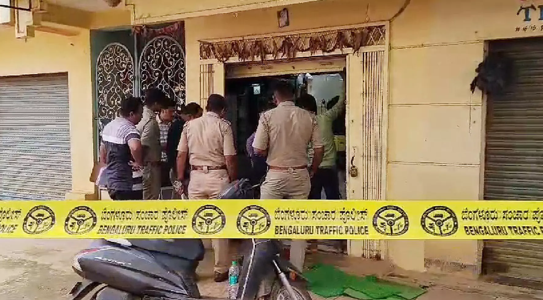 ಬೆಂಗಳೂರು : ಚಿನ್ನಾಭರಣ ಮಳಿಗೆ ಮಾಲಕನಿಗೆ ಗುಂಡು ಹಾರಿಸಿ 1 ಕೆ.ಜಿ ಆಭರಣ ದರೋಡೆ