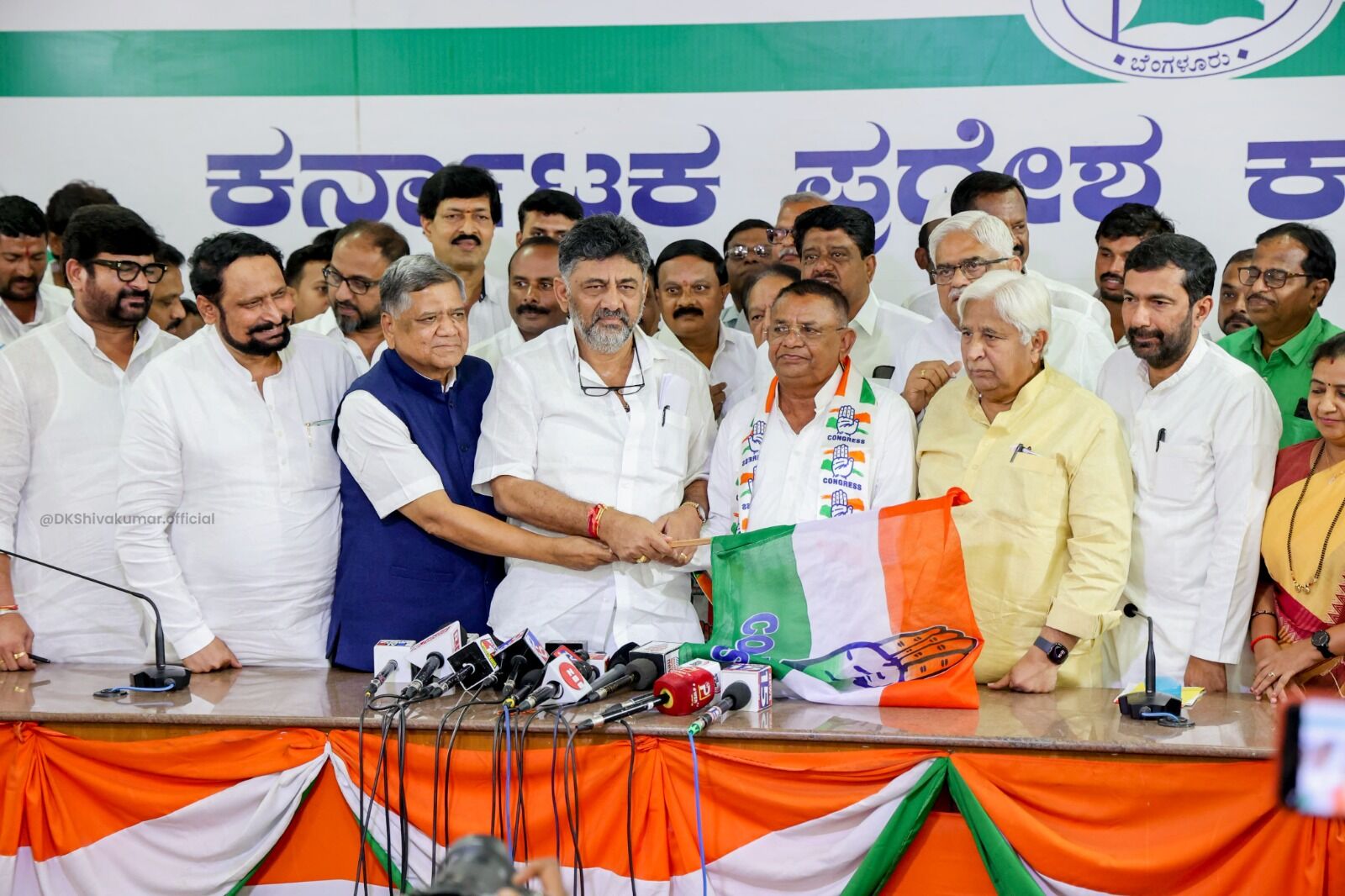 ಡಿ.ಕೆ ಶಿವಕುಮಾರ್ ಸಮ್ಮುಖದಲ್ಲಿ ಕಾಂಗ್ರೆಸ್‌ ಸೇರಿದ ಬಿಜೆಪಿ ಮಾಜಿ ಶಾಸಕ ರಾಮಪ್ಪ ಲಮಾಣಿ