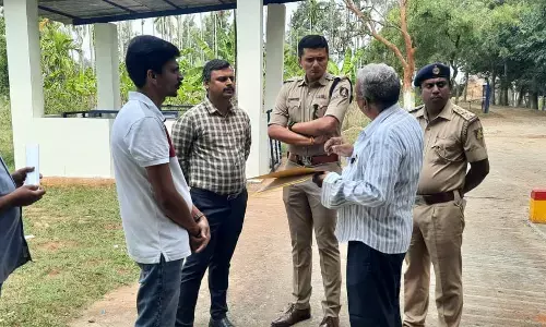 ಅಂಗಡಿ, ಗೋದಾಮುಗಳ ಮೇಲೆ ದಿಢೀರ್ ದಾಳಿ; ಅಕ್ರಮ ದಾಸ್ತಾನು ಇರಿಸಿದ್ದ 2000 ಕೆ.ಜಿ. ಪಟಾಕಿ ವಶ