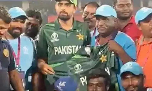 ಹೈದರಾಬಾದ್ ಕ್ರೀಡಾಂಗಣ ಸಿಬ್ಬಂದಿಯ ಮನ ಗೆದ್ದ ಬಾಬರ್ ಆಝಮ್