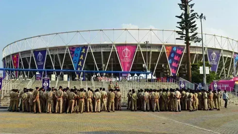 ಅಹ್ಮದಾಬಾದ್ ನಲ್ಲಿ ಕ್ರಿಕೆಟ್ ಜ್ವರ, ಆಸ್ಪತ್ರೆಯಲ್ಲಿ ನೂಕುನುಗ್ಗಲು