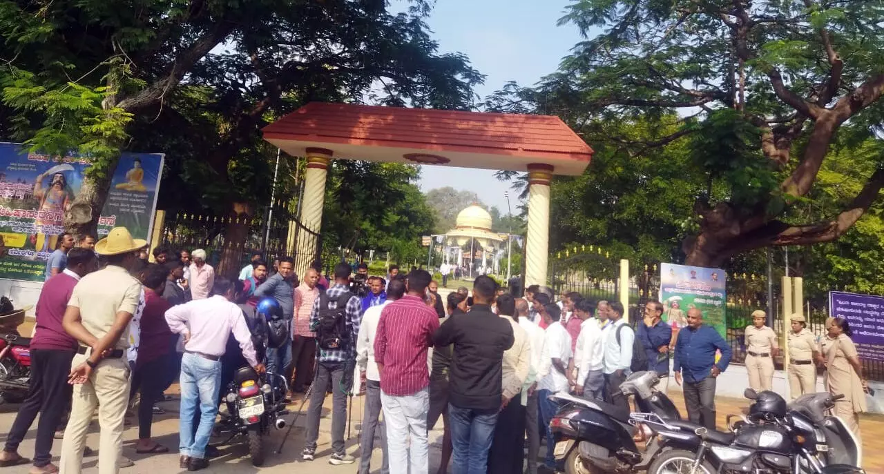 ಮೈಸೂರು | ಮಹಿಷ ದಸರಾಕ್ಕೆ ಕ್ಷಣಗಣನೆ: ಅಶೋಕಪುರಂ ಪಾರ್ಕ್ ಬಳಿ ಜನ ಜಮಾವಣೆ