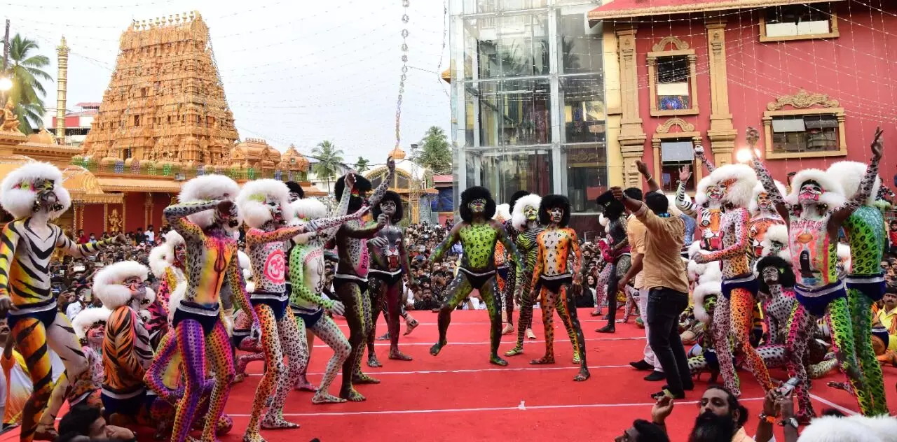 ‘ಮಂಗಳೂರು ದಸರಾ’ ಮೆರವಣಿಗೆಯಲ್ಲಿ ದೈವಾರಾಧನೆ ಟ್ಯಾಬ್ಲೋ, ನಾಸಿಕ್ ಬ್ಯಾಂಡ್ ಗೆ ಅವಕಾಶವಿಲ್ಲ ‘ಮಂಗಳೂರು ದಸರಾ’ ಮೆರವಣಿಗೆಯಲ್ಲಿ ದೈವಾರಾಧನೆ ಟ್ಯಾಬ್ಲೋ, ನಾಸಿಕ್ ಬ್ಯಾಂಡ್ ಗೆ ಅವಕಾಶವಿಲ್ಲ