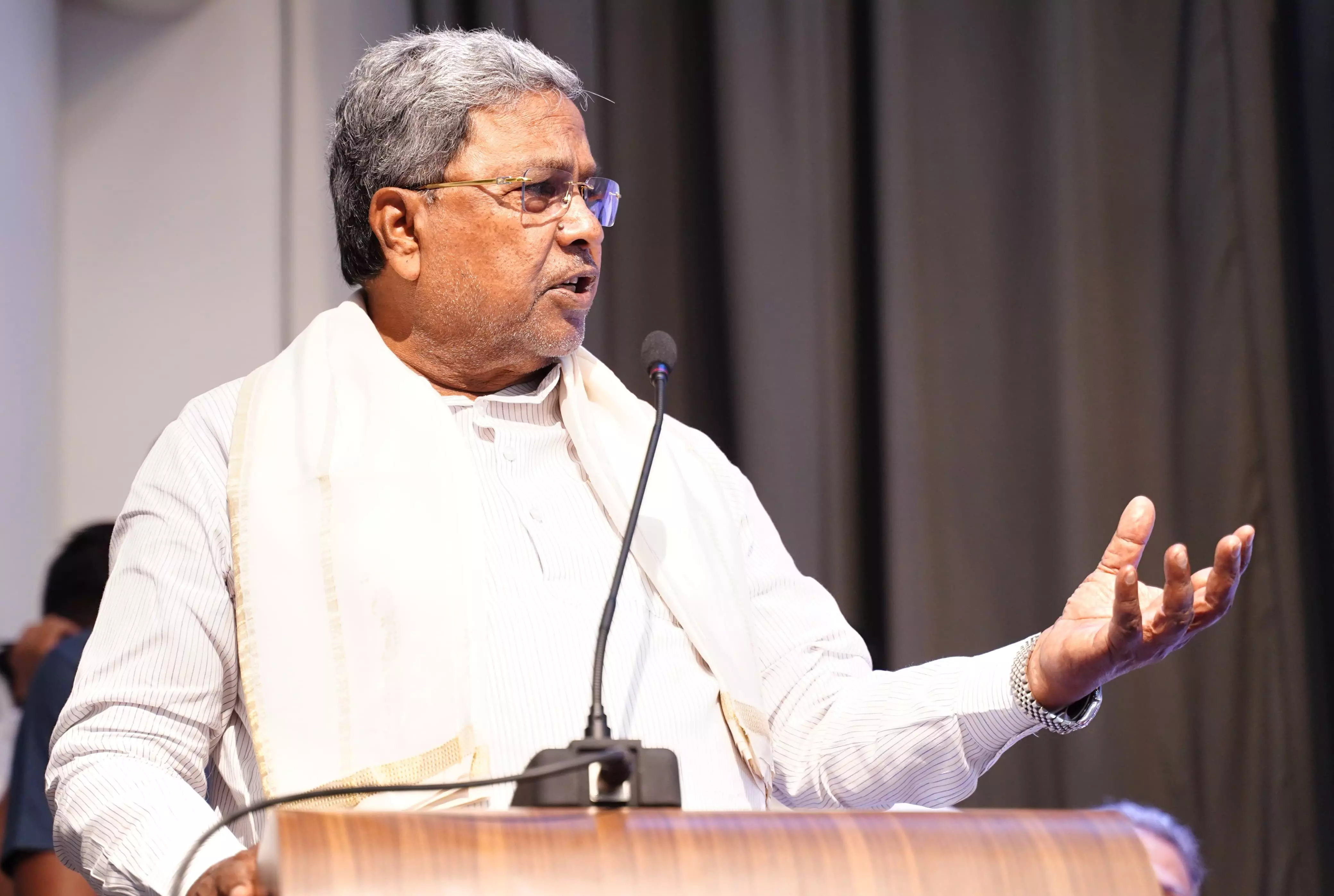 ವಿದ್ಯುತ್ ಬೇಡಿಕೆ ಹೆಚ್ಚಾಗಿದೆ, ಸಂಪೂರ್ಣ ಲೋಡ್ ಶೆಡ್ಡಿಂಗ್ ಆಗಿಲ್ಲ: ಸಿದ್ದರಾಮಯ್ಯ ವಿದ್ಯುತ್ ಬೇಡಿಕೆ ಹೆಚ್ಚಾಗಿದೆ, ಸಂಪೂರ್ಣ ಲೋಡ್ ಶೆಡ್ಡಿಂಗ್ ಆಗಿಲ್ಲ: ಸಿದ್ದರಾಮಯ್ಯ