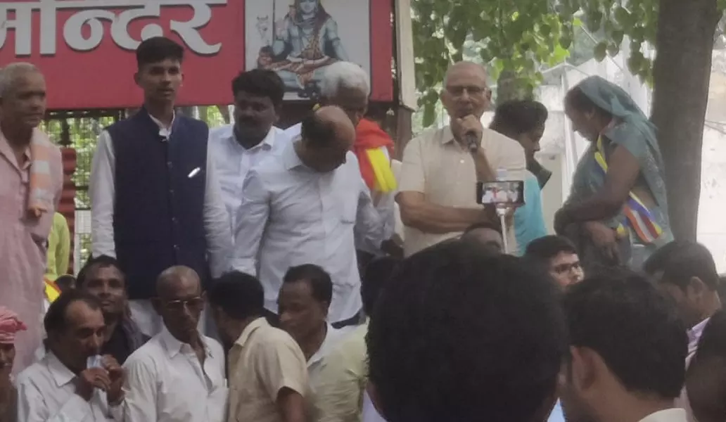 ಉ.ಪ್ರದೇಶ:ನಿವೃತ್ತ ಐಪಿಎಸ್ ಅಧಿಕಾರಿ ದಾರಾಪುರಿ ಸೇರಿದಂತೆ ಪ್ರತಿಭಟನಾನಿರತ ಆರು ಜನರ ಬಂಧನ ಉ.ಪ್ರದೇಶ:ನಿವೃತ್ತ ಐಪಿಎಸ್ ಅಧಿಕಾರಿ ದಾರಾಪುರಿ ಸೇರಿದಂತೆ ಪ್ರತಿಭಟನಾನಿರತ ಆರು ಜನರ ಬಂಧನ