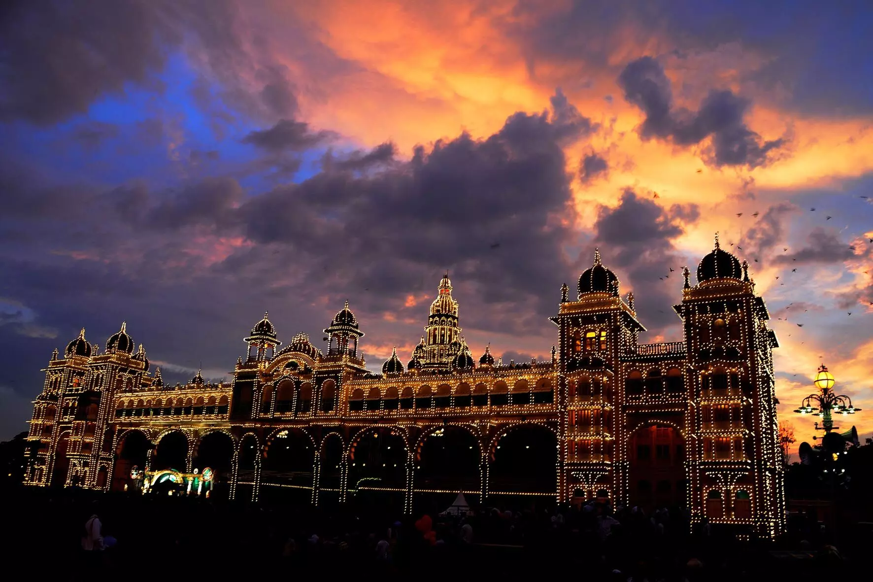 ಮೈಸೂರು ದಸರಾ ದೀಪಾಲಂಕಾರ- ಚಿತ್ರಗಳಲ್ಲಿ ನೋಡಿ