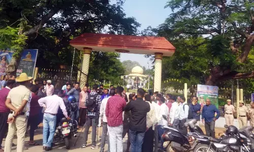 ಮೈಸೂರು | ಮಹಿಷ ದಸರಾಕ್ಕೆ ಕ್ಷಣಗಣನೆ: ಅಶೋಕಪುರಂ ಪಾರ್ಕ್ ಬಳಿ ಜನ ಜಮಾವಣೆ