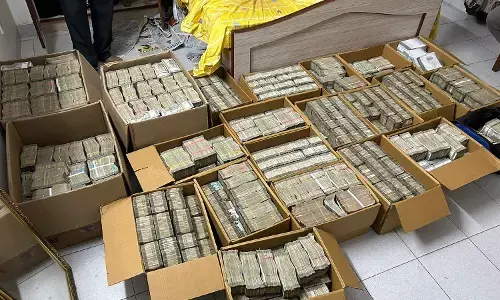 ಗುತ್ತಿಗೆದಾರ ಸಂಘದ ಉಪಾಧ್ಯಕ್ಷನ ಸಂಬಂಧಿಯ ನಿವಾಸಕ್ಕೆ ಐಟಿ ದಾಳಿ;  23 ಬಾಕ್‌ಗಳಲ್ಲಿ 42 ಕೋಟಿ ರೂ. ಪತ್ತೆ