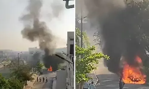 ಬೈಯಪ್ಪನಹಳ್ಳಿ ಮೆಟ್ರೋ ನಿಲ್ದಾಣದಲ್ಲಿ ಆಕಸ್ಮಿಕ ಬೆಂಕಿಗೆ ಸುಟ್ಟು ಕರಕಲಾದ ಸಿಬ್ಬಂದಿ ಕಾರು