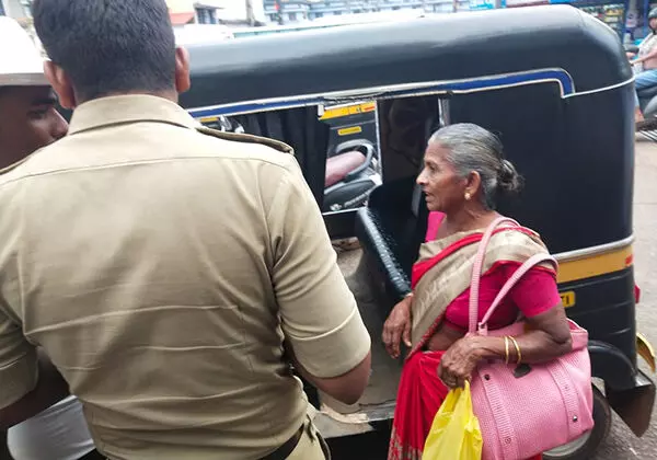 ಪುತ್ತೂರು: ಮಹಿಳೆಯ ಚಿನ್ನದ ಸರ ಕಸಿದು ಪರಾರಿ ಪುತ್ತೂರು: ಮಹಿಳೆಯ ಚಿನ್ನದ ಸರ ಕಸಿದು ಪರಾರಿ