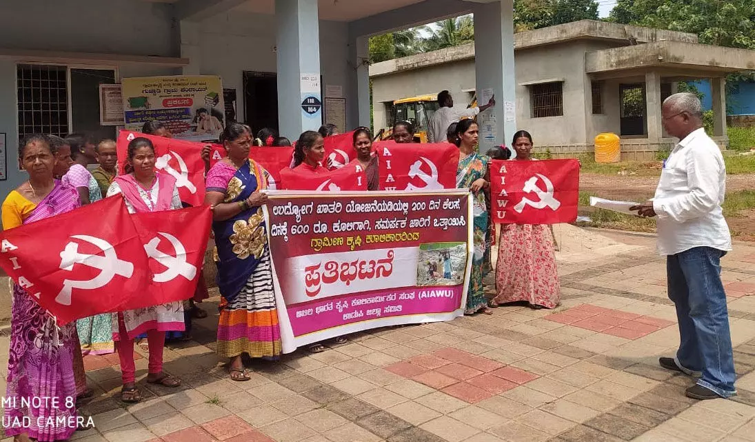 ಊದ್ಯೋಗ ಖಾತ್ರಿ ಕೂಲಿಕಾರರ ಬೇಡಿಕೆಗಾಗಿ ಧರಣಿ