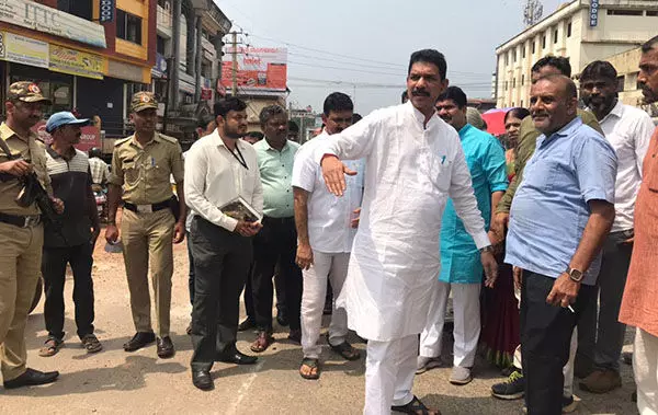 ನಿಧಾನಗತಿಯ ಕಾಮಗಾರಿಗೆ ಸಂಸದ ನಳಿನ್ರಿಂದ ಅಧಿಕಾರಿಗಳಿಗೆ ಕ್ಲಾಸ್ ನಿಧಾನಗತಿಯ ಕಾಮಗಾರಿಗೆ ಸಂಸದ ನಳಿನ್ರಿಂದ ಅಧಿಕಾರಿಗಳಿಗೆ ಕ್ಲಾಸ್