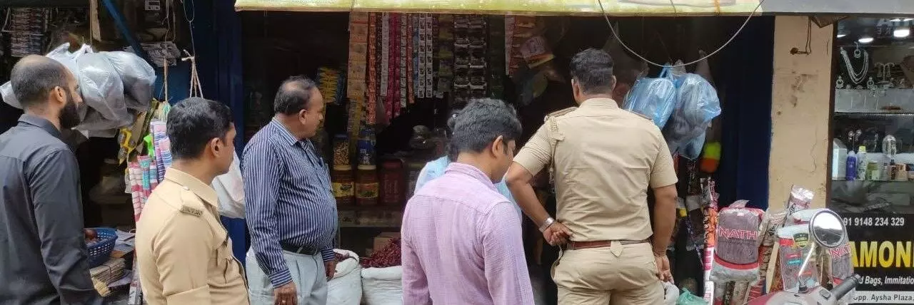 ಭಟ್ಕಳ: ಪಟಾಕಿ ಅಂಗಡಿಮಳಿಗೆ ಮೇಲೆ ತಹಶೀಲ್ದಾರ್ ನೇತೃತ್ವದ ತಂಡ ದಾಳಿ ಭಟ್ಕಳ: ಪಟಾಕಿ ಅಂಗಡಿಮಳಿಗೆ ಮೇಲೆ ತಹಶೀಲ್ದಾರ್ ನೇತೃತ್ವದ ತಂಡ ದಾಳಿ