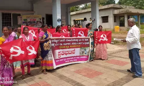 ಊದ್ಯೋಗ ಖಾತ್ರಿ ಕೂಲಿಕಾರರ ಬೇಡಿಕೆಗಾಗಿ ಧರಣಿ
