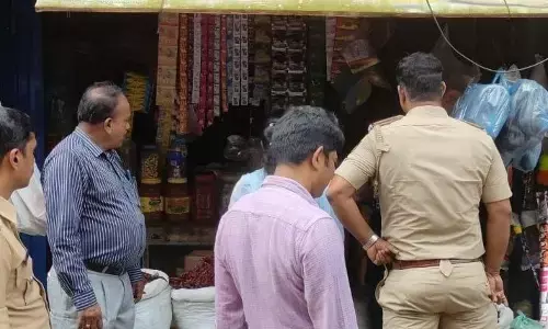 ಭಟ್ಕಳ: ಪಟಾಕಿ ಅಂಗಡಿಮಳಿಗೆ ಮೇಲೆ ತಹಶೀಲ್ದಾರ್ ನೇತೃತ್ವದ ತಂಡ ದಾಳಿ