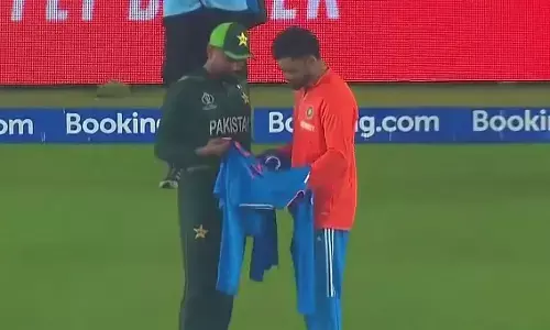 Video - ಬಾಬರ್‌ ಅಝಮ್‌ ಗೆ ಜರ್ಸಿ ನೀಡಿ, ಮತ್ತೆ ಮನಗೆದ್ದ ಕೊಹ್ಲಿ..