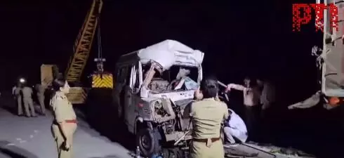 ಮಿನಿ ಬಸ್, ಕಂಟೈನರ್ ನಡುವೆ ಢಿಕ್ಕಿ: 12 ಮಂದಿ ಮೃತ್ಯು, ಹಲವರಿಗೆ ಗಾಯ ಮಿನಿ ಬಸ್, ಕಂಟೈನರ್ ನಡುವೆ ಢಿಕ್ಕಿ: 12 ಮಂದಿ ಮೃತ್ಯು, ಹಲವರಿಗೆ ಗಾಯ