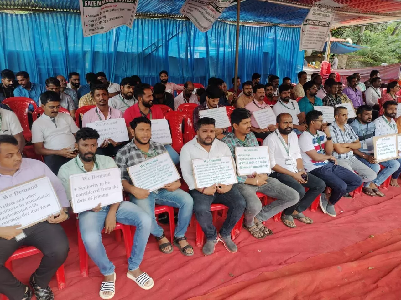 ಸಮಾನ ವೇತನ, ಜೀವನ ಭದ್ರತೆಗೆ ಆಗ್ರಹಿಸಿ ಎಂಆರ್‌ಪಿಎಲ್‌ ನೌಕರರಿಂದ ಧರಣಿ