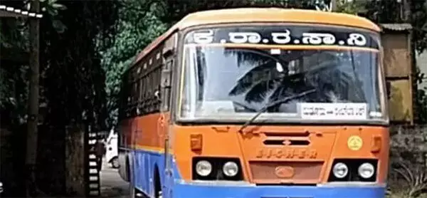 ಬಂಟ್ವಾಳ : ಚೀಲದಲ್ಲಿ ಕೋಳಿ ಮಾಂಸ ಹಿಡಿದುಕೊಂಡು ಬಸ್ ಹತ್ತಿದ ಪ್ರಯಾಣಿಕ; ಪೊಲೀಸ್ ಠಾಣೆಗೆ ಬಸ್ ಕೊಂಡೊಯ್ದ ಚಾಲಕ! ಬಂಟ್ವಾಳ : ಚೀಲದಲ್ಲಿ ಕೋಳಿ ಮಾಂಸ ಹಿಡಿದುಕೊಂಡು ಬಸ್ ಹತ್ತಿದ ಪ್ರಯಾಣಿಕ; ಪೊಲೀಸ್ ಠಾಣೆಗೆ ಬಸ್ ಕೊಂಡೊಯ್ದ ಚಾಲಕ!