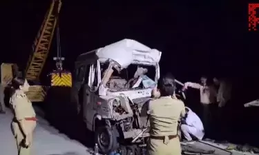 ಮಿನಿ ಬಸ್, ಕಂಟೈನರ್ ನಡುವೆ ಢಿಕ್ಕಿ: 12 ಮಂದಿ ಮೃತ್ಯು, ಹಲವರಿಗೆ ಗಾಯ