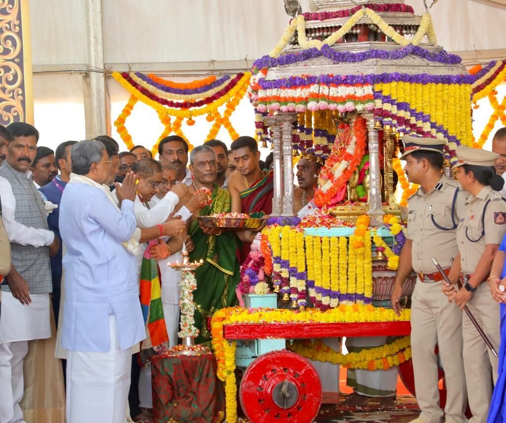 ವಿಶ್ವವಿಖ್ಯಾತ ಮೈಸೂರು ದಸರಾಗೆ ಚಾಲನೆ ನೀಡಿದ ಹಂಸಲೇಖ