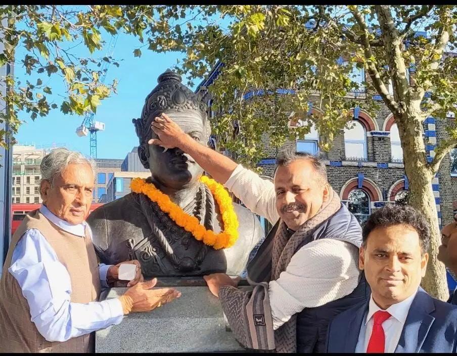 ಲಂಡನ್: ಬಸವಣ್ಣನ ಪುತ್ಥಳಿಗೆ ವಿಧಾನಸಭೆ ಸ್ಪೀಕರ್ ಯು.ಟಿ.ಖಾದರ್, ವಿ. ಪರಿಷತ್ ಅಧ್ಯಕ್ಷ ಹೊರಟ್ಟಿ ನಮನ ಲಂಡನ್: ಬಸವಣ್ಣನ ಪುತ್ಥಳಿಗೆ ವಿಧಾನಸಭೆ ಸ್ಪೀಕರ್ ಯು.ಟಿ.ಖಾದರ್, ವಿ. ಪರಿಷತ್ ಅಧ್ಯಕ್ಷ ಹೊರಟ್ಟಿ ನಮನ