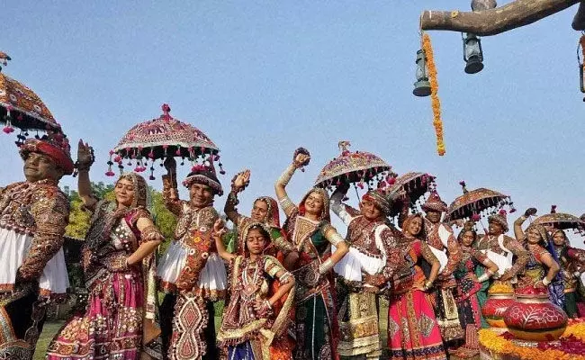 ಹಿಂದೂಯೇತರರನ್ನು ದೂರವಿಡಲು ಗರ್ಬಾದಲ್ಲಿ ಭಾಗವಹಿಸುವವರಿಗೆ ಗೋಮೂತ್ರ ಸಿಂಪಡಿಸಲು, ಆಧಾರ್ ಕಡ್ಡಾಯಗೊಳಿಸಲು ವಿಹಿಂಪ, ಬಜರಂಗದಳ ಚಿಂತನೆ ಹಿಂದೂಯೇತರರನ್ನು ದೂರವಿಡಲು ಗರ್ಬಾದಲ್ಲಿ ಭಾಗವಹಿಸುವವರಿಗೆ ಗೋಮೂತ್ರ ಸಿಂಪಡಿಸಲು, ಆಧಾರ್ ಕಡ್ಡಾಯಗೊಳಿಸಲು ವಿಹಿಂಪ, ಬಜರಂಗದಳ ಚಿಂತನೆ