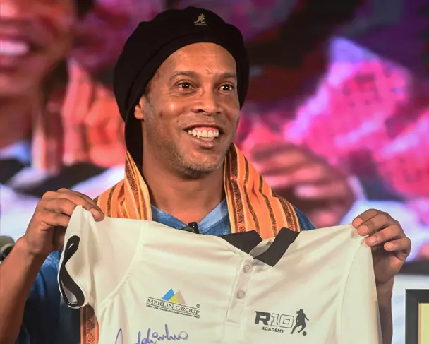 ಕೋಲ್ಕತ್ತಕ್ಕೆ ಆಗಮಿಸಿದ ಫುಟ್ಬಾಲ್ ಮಾಂತ್ರಿಕ ರೊನಾಲ್ಡಿನೊ ಕೋಲ್ಕತ್ತಕ್ಕೆ ಆಗಮಿಸಿದ ಫುಟ್ಬಾಲ್ ಮಾಂತ್ರಿಕ ರೊನಾಲ್ಡಿನೊ